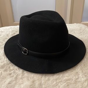 Women’s black fedora